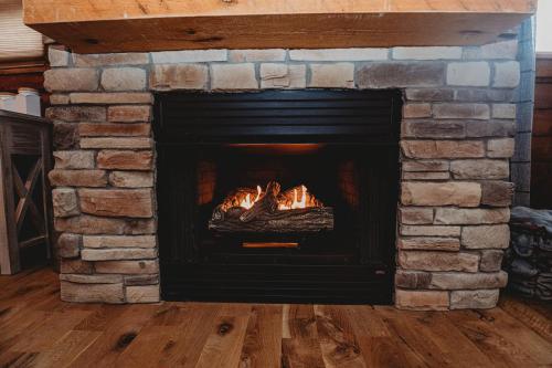 Cedar Grove Cabin Indoor Fireplace