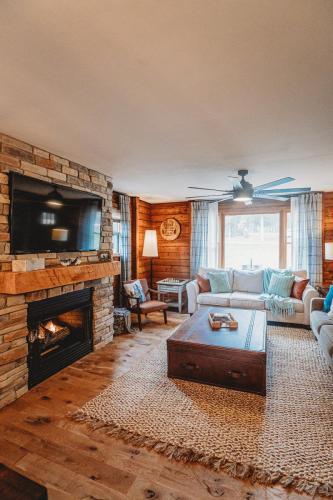 Cedar Grove Cabin With Beautiful Indoor Fireplace